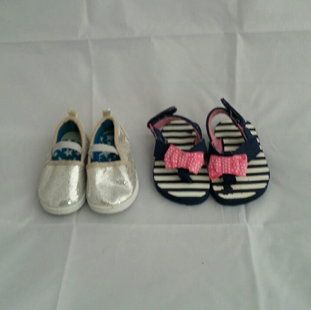 Little girls 2 pair shoe lot, slip ons/flip flops